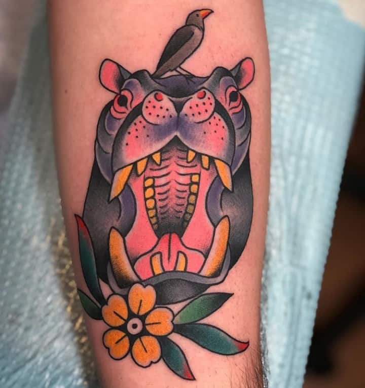 tatouage d'hippopotame avec bouche ouverte