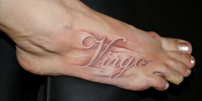Tatouage blanc sur la jambe