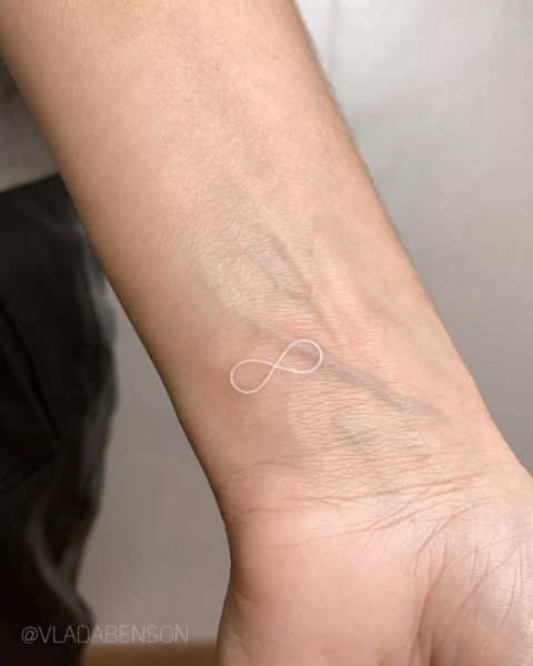 Tatouage Infinity à l'encre blanche