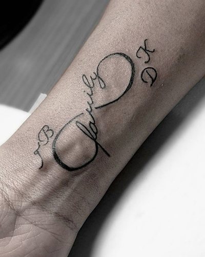 Tatouage de l'infini sur le poignet pour les filles, les hommes, les couples. Signification, image, croquis
