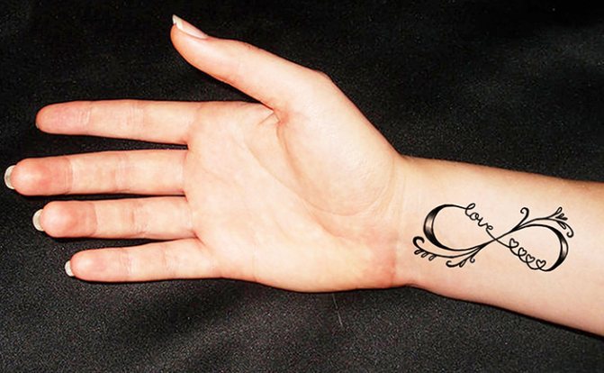 Tatouage de l'infini sur le poignet pour les filles, les hommes, les couples. Signification, image, croquis