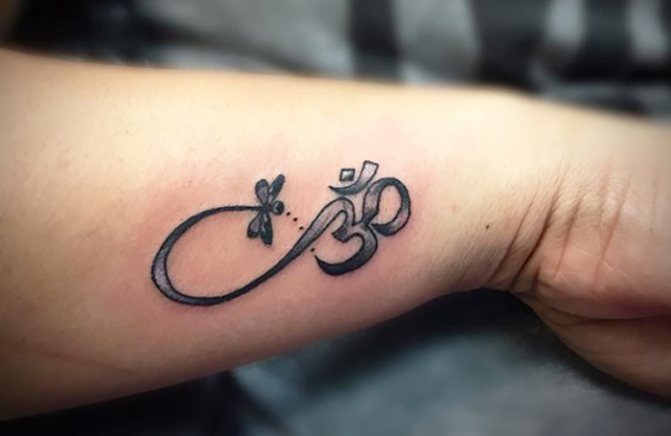 Tatouage de l'infini sur le poignet pour les filles, les hommes, les couples. Signification, image, croquis