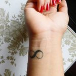 Tatouage de l'infini sur le poignet pour les filles