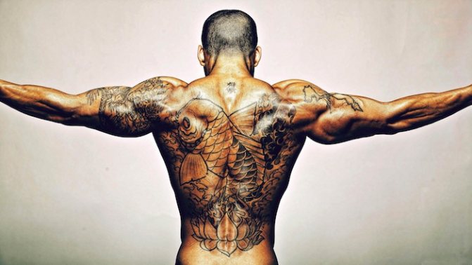 tatouage de l'infini sur le corps d'un homme