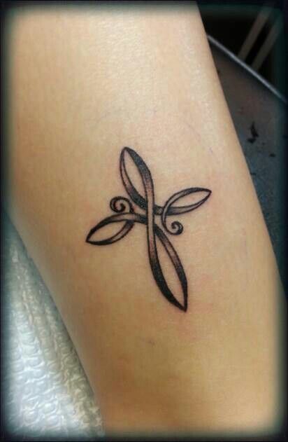 tatouage de la croix d'infini