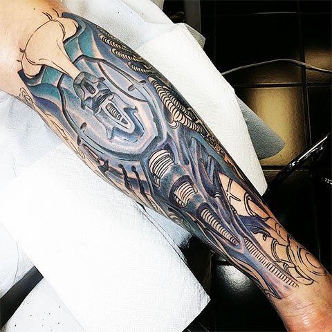 Biomécanique du tatouage sur les jambes
