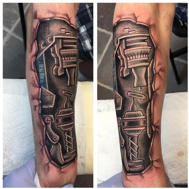 Tatouage de biomécanique sur le bras