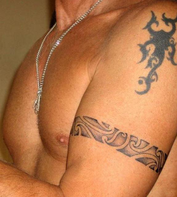 Bracelet tatoué sur le biceps
