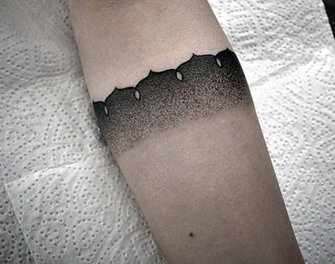Bracelet de tatouage dans le style dvorak