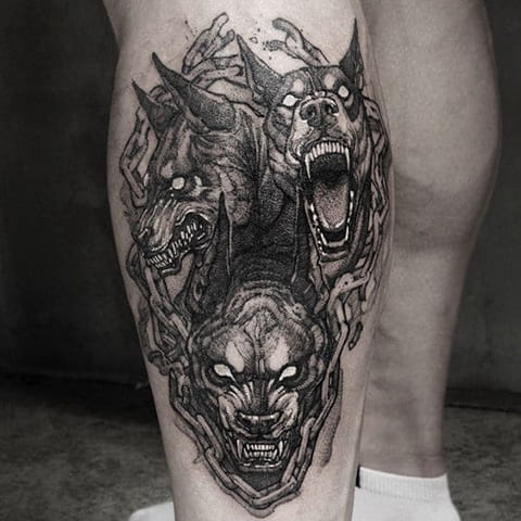 Tatouage de Cerberus sur les jambes