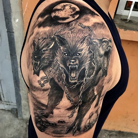 Tatouage de Cerberus sur l'épaule