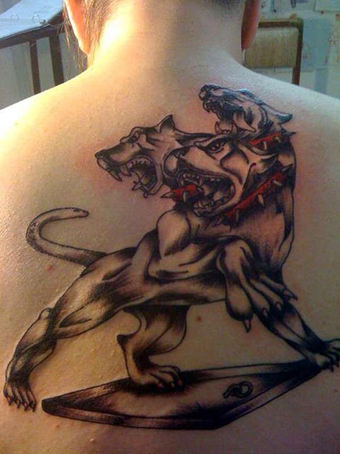 Tatouage de Cerberus dans le dos