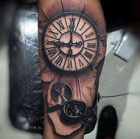 Tatouage de boussole et d'horloge