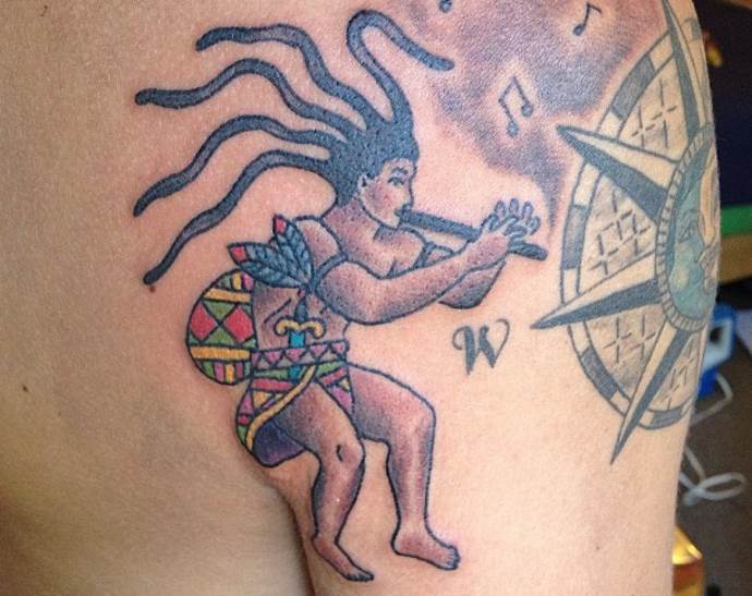Homme tatoué avec une flûte