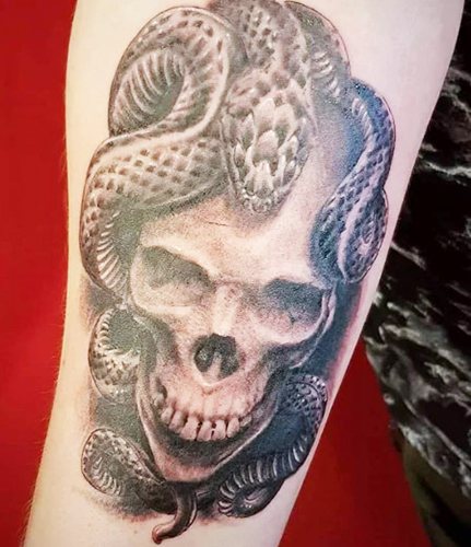 Tatouage du crâne. Ce que cela signifie pour les hommes, les filles, les croquis sur la main, le bras, l'épaule, l'avant-bras