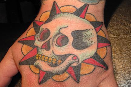 Tatouage d'un crâne avec des roses