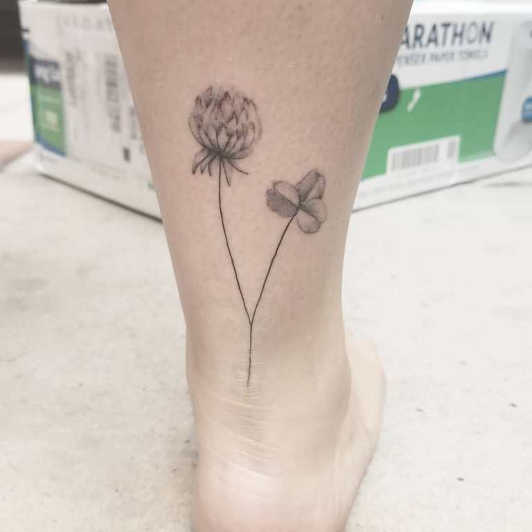 Tatouage trèfle noir et blanc