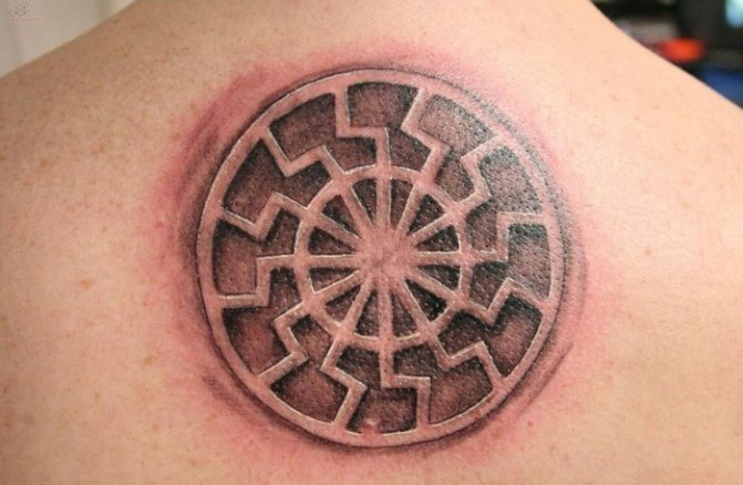 Tatouage du soleil noir