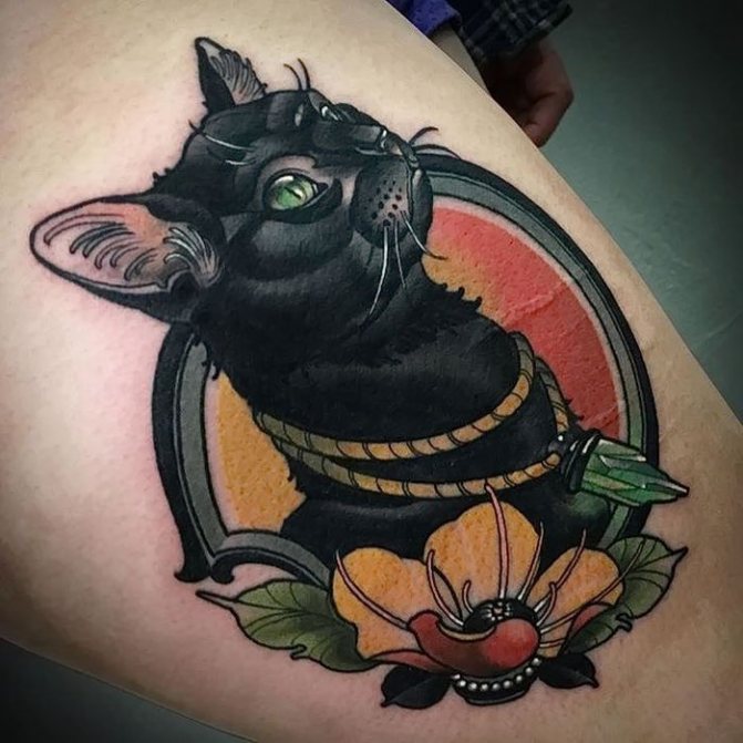 tatouage chat noir dans un cercle sur l'avant-bras