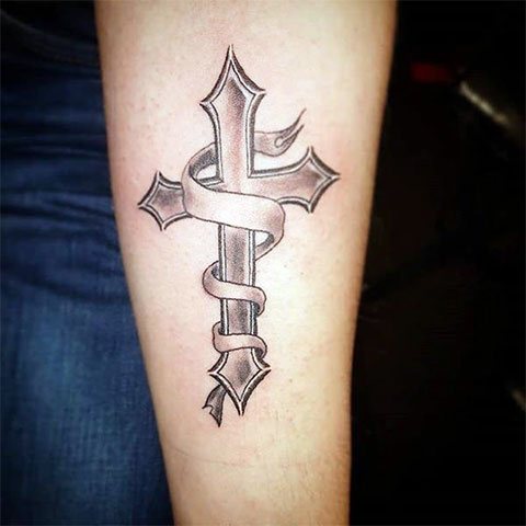Tatouage d'une croix noire sur la main