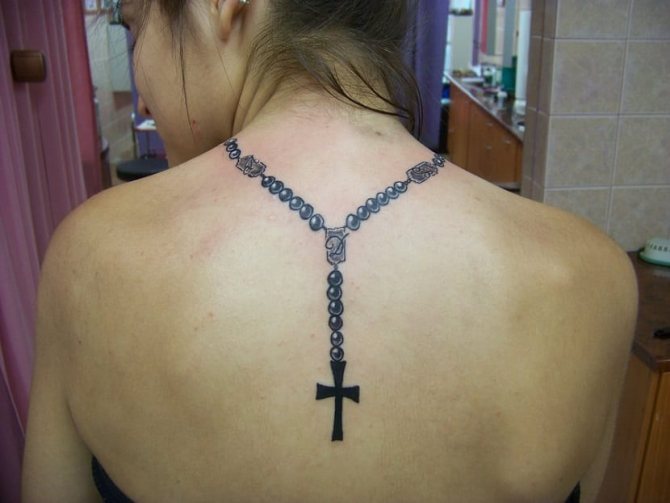 Tatouez un chapelet autour de votre cou