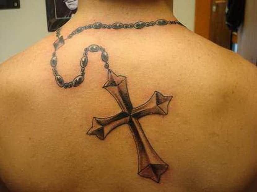 Tatouage d'un chapelet sur le dos