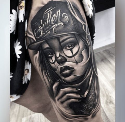 Tatouage chikano sur la cuisse d'une fille