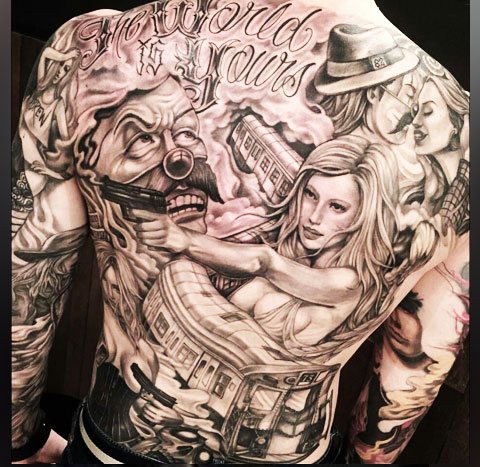 Chikano tatoué sur le dos d'un homme