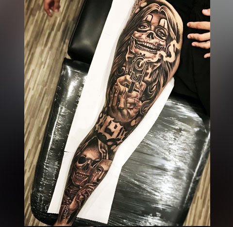 Tatouage chicano sur toute la jambe