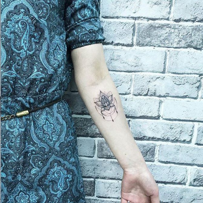signification du tatouage de la fleur de lotus en graphique noir et blanc