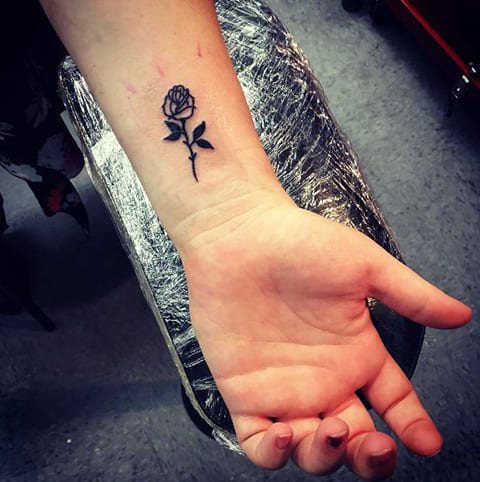 Tatouage de fleur sur le poignet