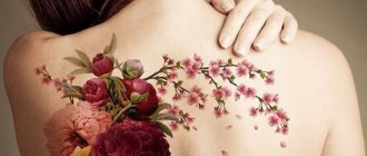 Tatouage de fleurs. Croquis en noir et blanc, colorés sur le bras, la clavicule, la jambe, la cuisse.
