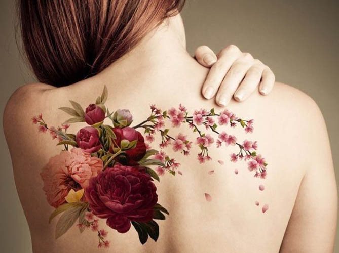 Tatouage de fleurs. Croquis en noir et blanc, fleurs sur le bras, la clavicule, la jambe, la cuisse