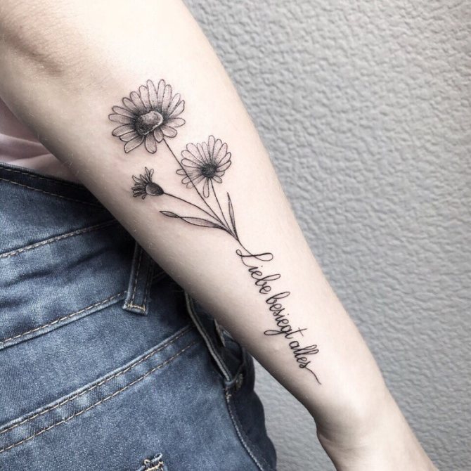 Tatouage de fleurs sur le bras pour les filles