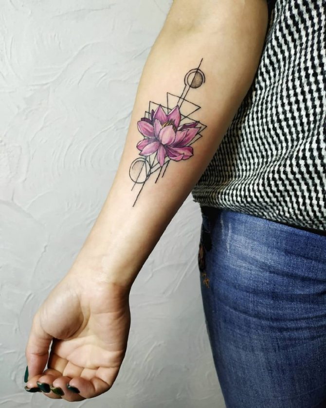Tatouage de fleurs sur le bras