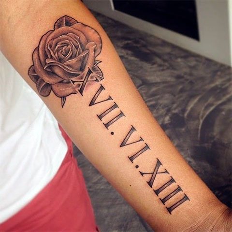 Tatouage de la date en chiffres romains sur votre main