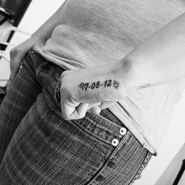 Date du tatouage sur la main
