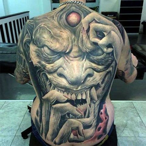 Tatouage d'un démon dans le dos - photo