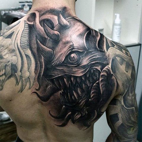 Tatouage d'un démon dans le dos