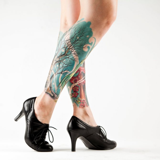 Tatouage d'arbre sur les mollets
