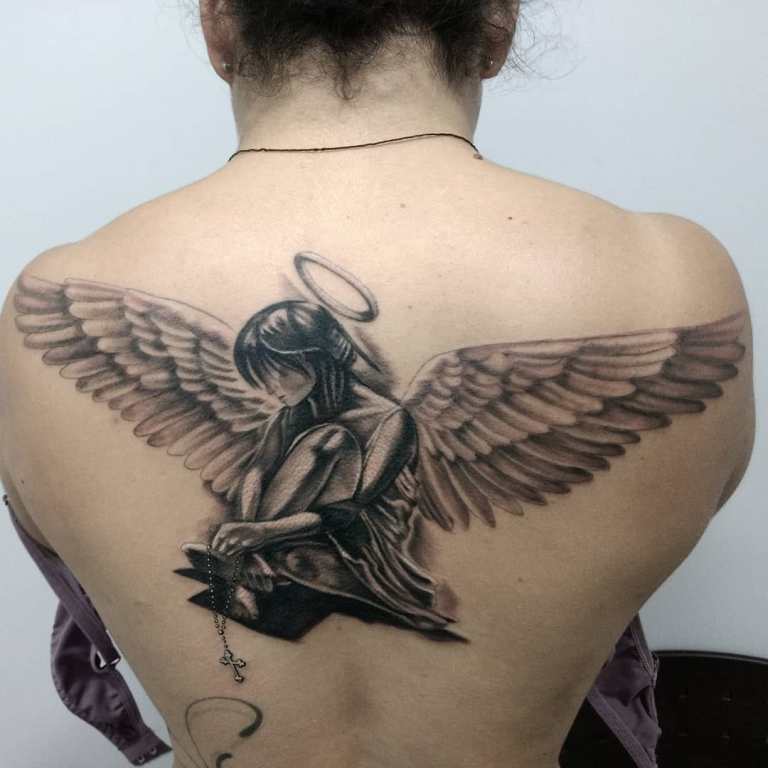 Fille tatouée ange
