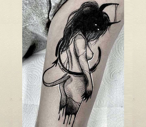 Fille tatouée démon