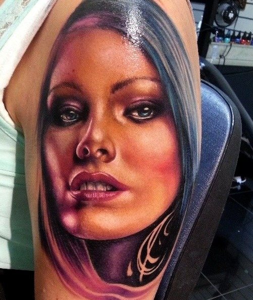 Tatouage d'une fille sur l'épaule pour les hommes