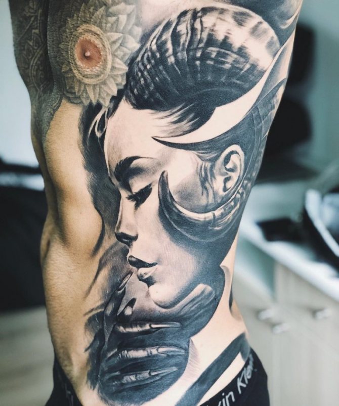 Tatouage d'une fille sur les côtes