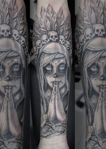 Fille tatouée avec une croix