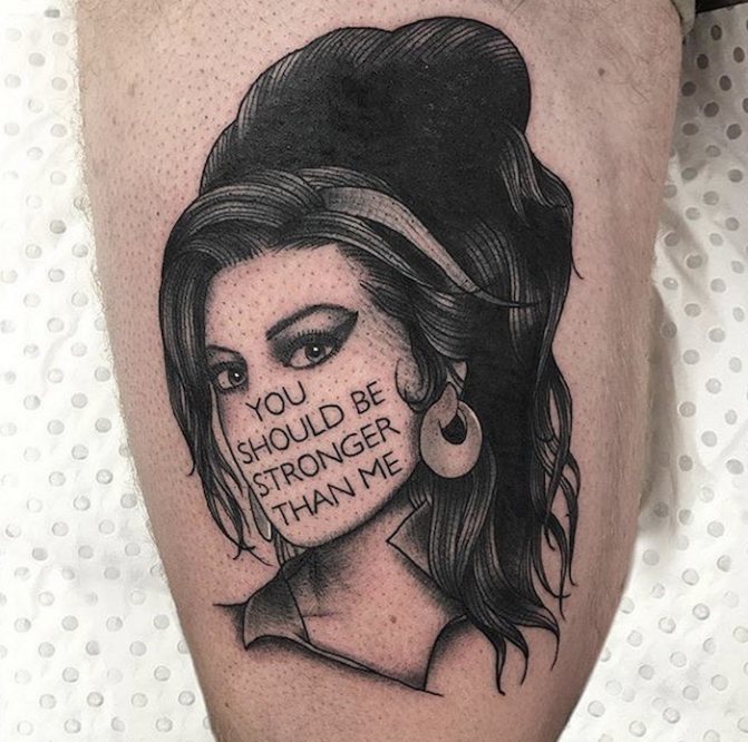 Fille tatouée avec une inscription sur son visage