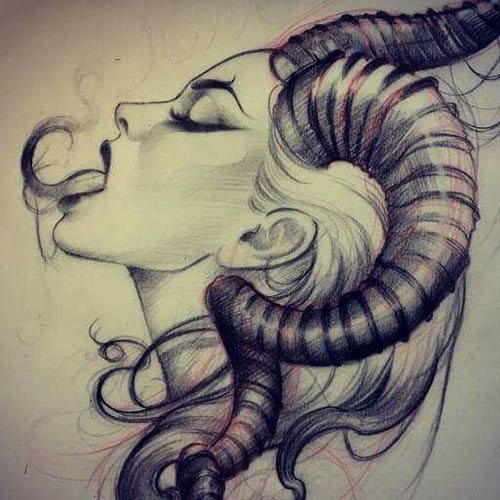 Fille tatouée avec des cornes. Croquis, signification