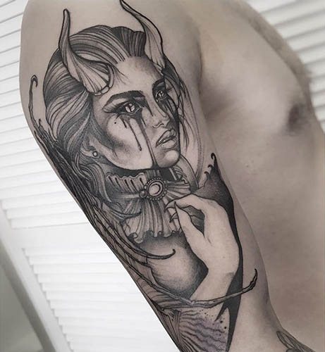Fille tatouée avec des bois de cerf. Croquis, signification