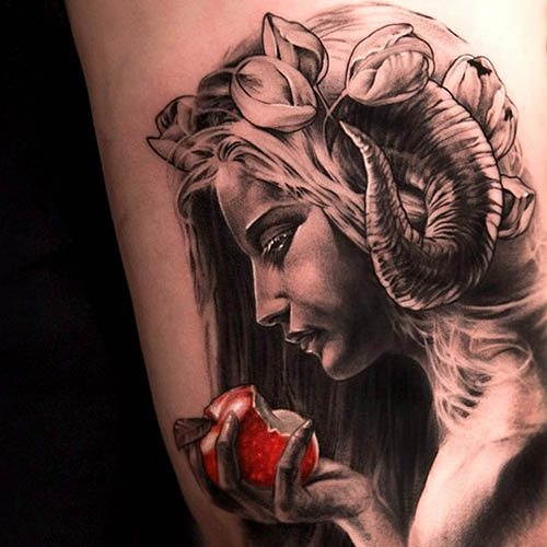 Fille tatouée avec des bois de cerf. Croquis, signification