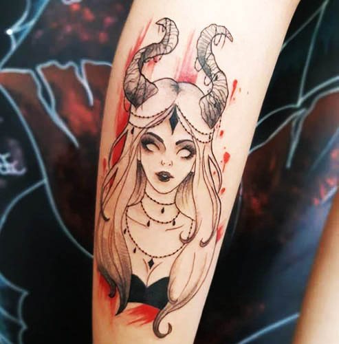 Fille tatouée avec des cornes. Croquis, signification